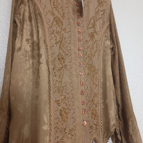 more by Lata Blouse Women Small Kakhy Floral Embroidered Button Romantic Edge Em - Picture 7 of 14